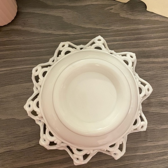 Milk glass lace edge bowl - Picture 5 of 7